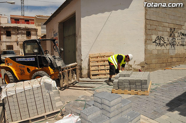 Autoridades municipales visitan las obras de sustitucin de aceras, adoquinado y regeneracin de servicios en las calles Barranco, Rdenas y Virgen del Castillo - 15