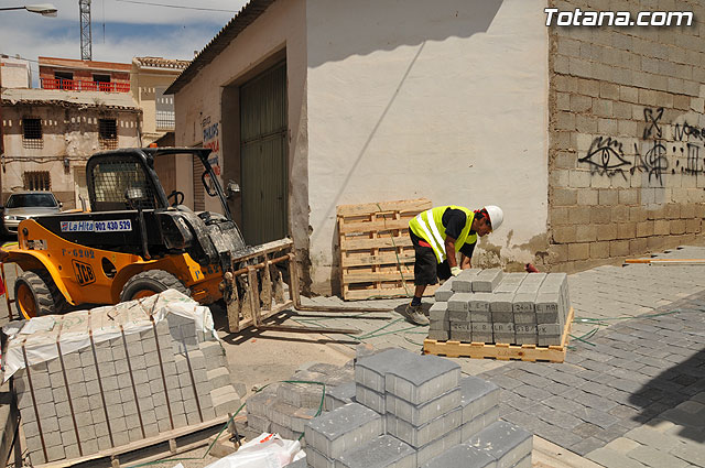 Autoridades municipales visitan las obras de sustitucin de aceras, adoquinado y regeneracin de servicios en las calles Barranco, Rdenas y Virgen del Castillo - 15