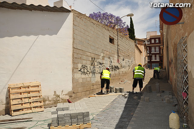 Autoridades municipales visitan las obras de sustitucin de aceras, adoquinado y regeneracin de servicios en las calles Barranco, Rdenas y Virgen del Castillo - 16