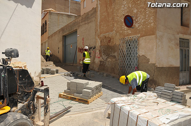 Autoridades municipales visitan las obras de sustitucin de aceras, adoquinado y regeneracin de servicios en las calles Barranco, Rdenas y Virgen del Castillo - 17