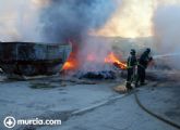 Efectivos del Parque de Bomberos de Alhama-Totana sofocan un incendio en un almacén de brócoli en Totana