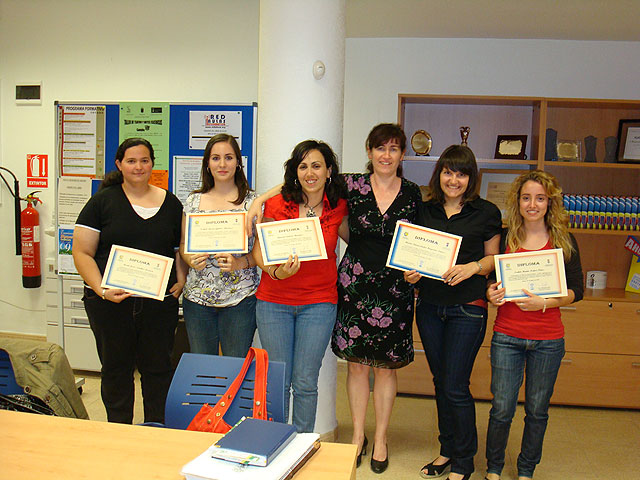 Se clausura el “Taller de lengua de signos” con la entrega de diplomas a los participantes, Foto 1