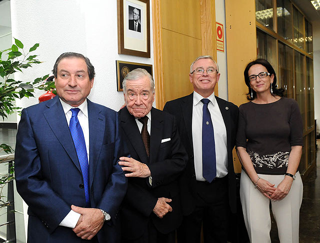 La Facultad de Derecho homenajea al profesor Mariano Hurtado poniendo su nombre a una sala - 1, Foto 1