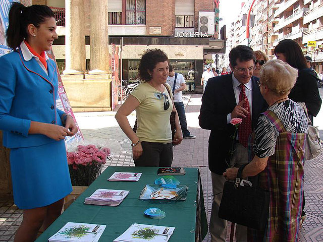 El Ayuntamiento de Lorca reparte 300 claveles a cambio de cigarrillos, por el Día Mundial Sin Tabaco - 1, Foto 1