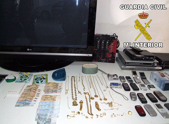 La Guardia Civil desarticula una organización dedicada al tráfico al menudeo de sustancias estupefacientes y al robo con fuerza en viviendas - 2, Foto 2