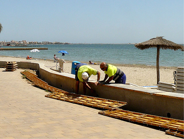 El ayuntamiento construye un pequeño muro de contención de arenas a lo largo de todo el paseo Colón - 1, Foto 1