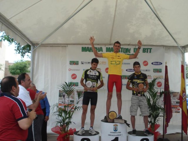 Gran carrera del C.C. Santa Eulalia en la II marcha-maratón ciudad de Totana, donde Juan Daniel costa consiguió el 1º puesto en sub-23, Foto 1