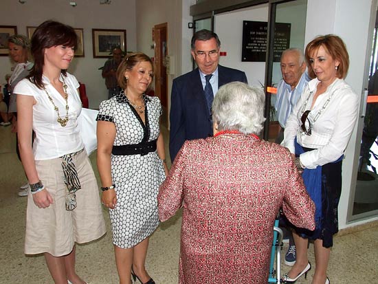 El Defensor del Pueblo en la Región y la Directora de Personas Mayores del IMAS, visitan la Residencia Domingo Sastre de Lorca - 1, Foto 1