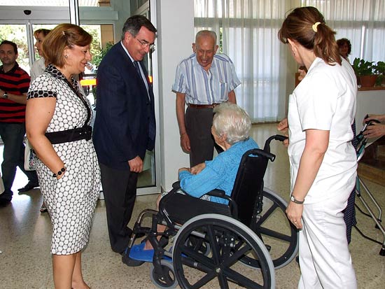 El Defensor del Pueblo en la Región y la Directora de Personas Mayores del IMAS, visitan la Residencia Domingo Sastre de Lorca - 2, Foto 2