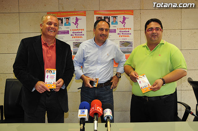El “I Campus de Fútbol Ciudad de Totana 2009”, dirigido a niños y niñas con edades entre los 7 y 15 años, se celebrará del 24 al 28 de junio, Foto 1
