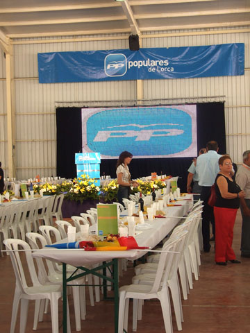 Rajoy se pone el mandil para 