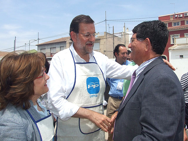 Rajoy se pone el mandil para 
