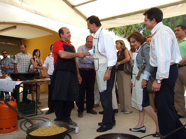 Rajoy se pone el mandil para 