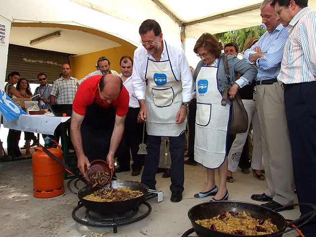 Rajoy se pone el mandil para 