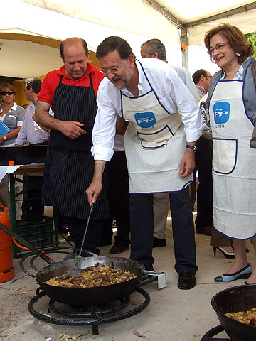 Rajoy se pone el mandil para 
