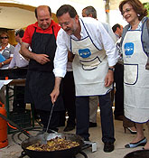 Rajoy se pone el mandil para 'hacer migas' con los electores lorquinos