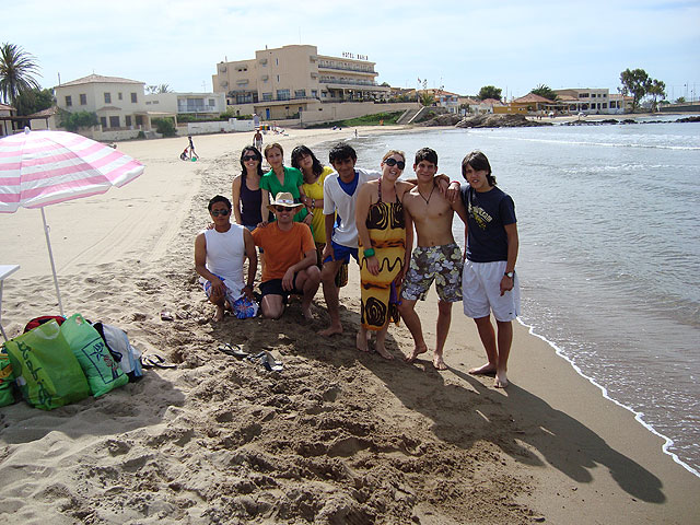 Los alumnos que han participado en el curso formativo del Aula Ocupacional realizan una excursión de fin de curso a las playas de Mazarrón, Foto 1