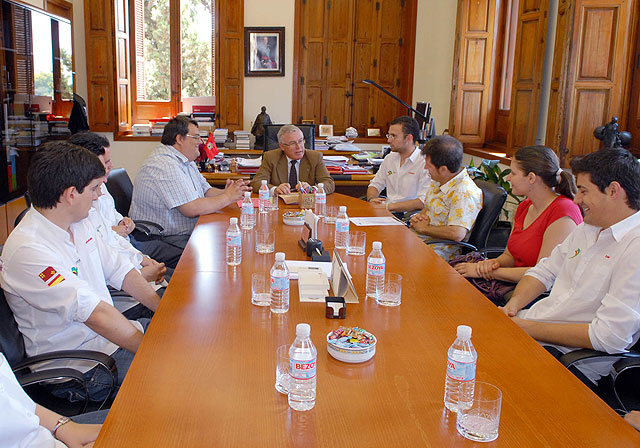 El rector recibe al equipo de estudiantes que diseño el coche ecológico - 1, Foto 1