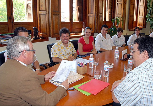 El rector recibe al equipo de estudiantes que diseño el coche ecológico - 2, Foto 2