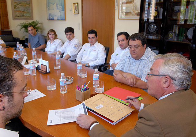 El rector recibe al equipo de estudiantes que diseño el coche ecológico - 3, Foto 3