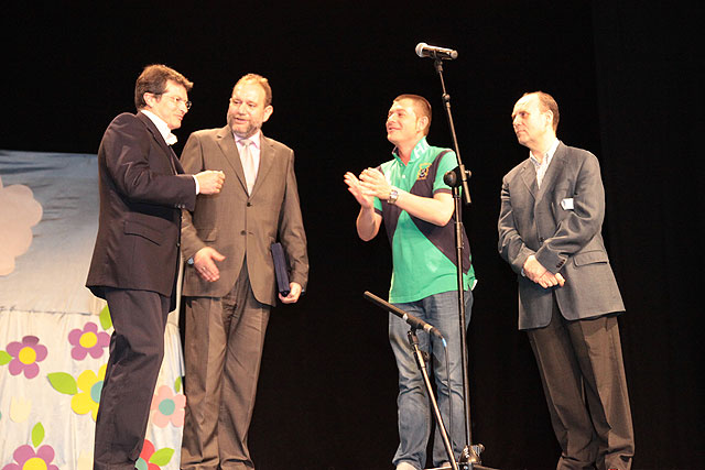 El Consejero de Educación, Formación y Empleo, recibió ayer en Lorca la Mención Honorífica de la XII Edición del Certamen Escolar de Teatro - 1, Foto 1