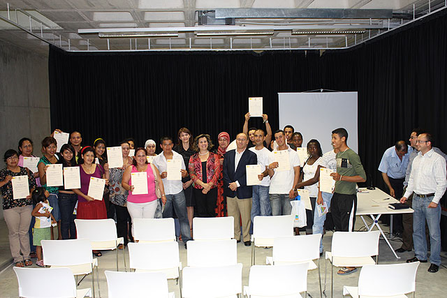 Unos 40 inmigrantes de Torre Pacheco obtienen el carné de manipulador de alimentos y aprende sobre la nutrición española - 2, Foto 2