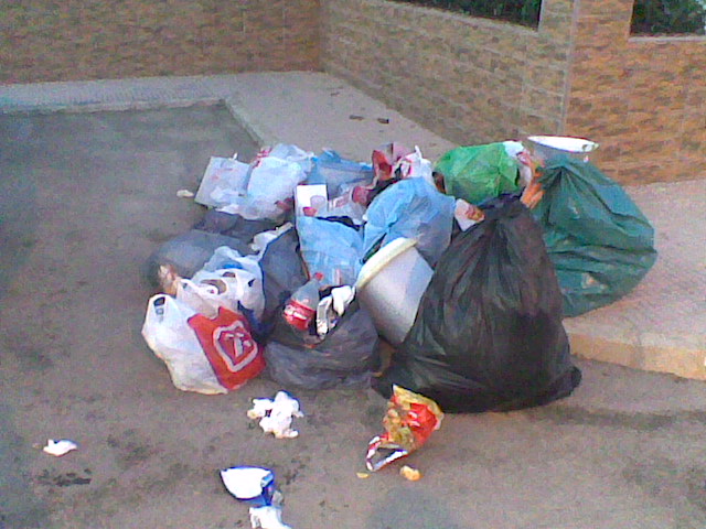 El Ayuntamiento de los Alcazares modifica los puntos de recogida de basura y consiente que quede tirada varios días en aceras y calles, según UPyD - 3, Foto 3