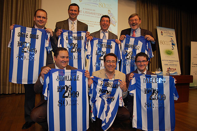 “Este libro es un homenaje al fútbol, al deporte y a la ciudad de Jumilla” - 1, Foto 1