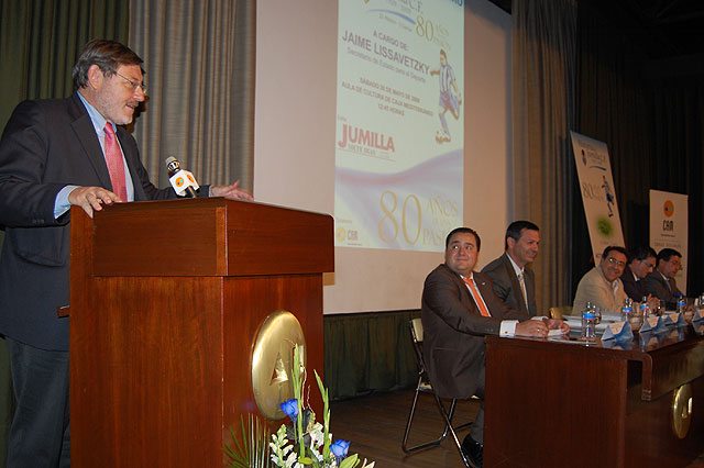 “Este libro es un homenaje al fútbol, al deporte y a la ciudad de Jumilla” - 2, Foto 2