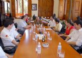 El rector recibe al equipo de estudiantes que diseño el coche ecolgico