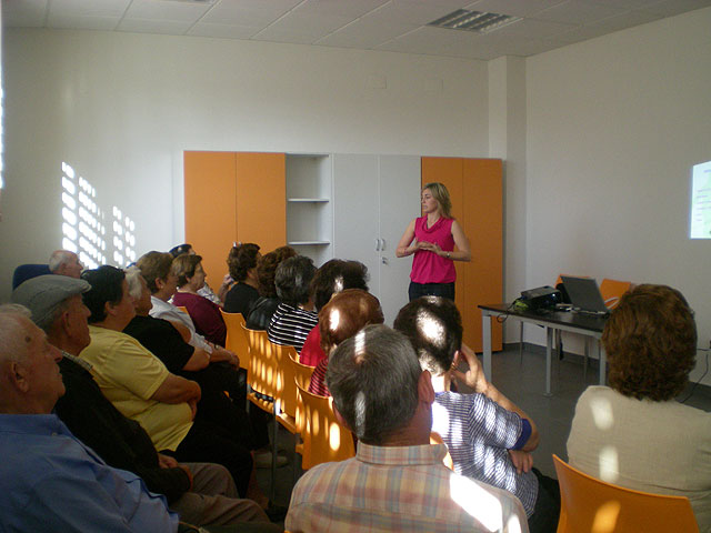 Más de 20 personas asisten a la charla sobre “Nutrición y alimentación saludable”, Foto 1