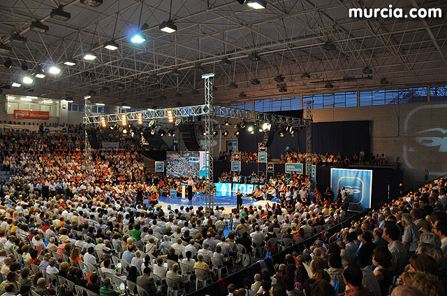 Cerca de cien afiliados y simpatizantes del PP de Totana acuden a Murcia a mostrar su confianza y su apoyo a la candidatura de Mayor Oreja, Foto 1