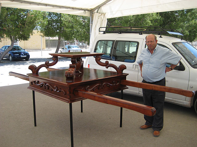 Los vecinos de Cazalla cuenta con un nuevo trono para la romería de San Isidro - 1, Foto 1