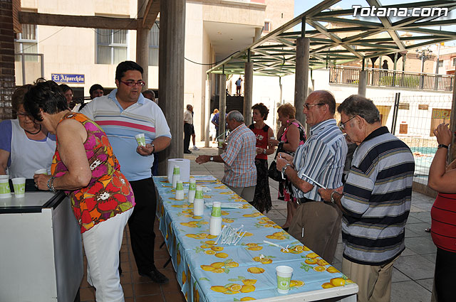 Los mayores han sido obsequiados con granizado de limón en el desarrollo de las fiestas que les están dedicadas, Foto 1