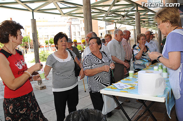 Los mayores han sido obsequiados con granizado de limn en el desarrollo de las fiestas que les estn dedicadas - 1