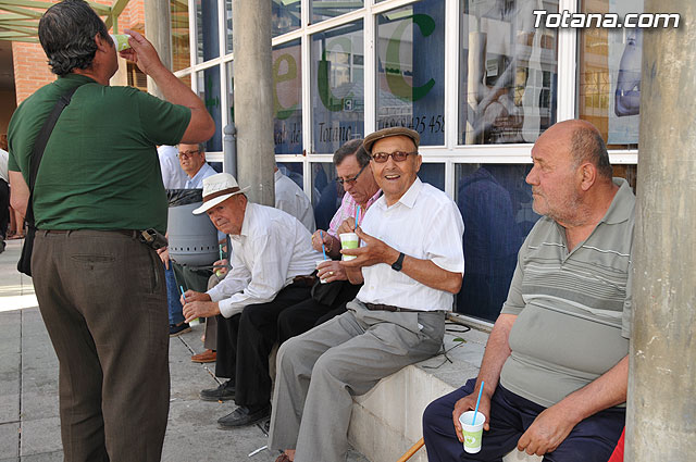 Los mayores han sido obsequiados con granizado de limn en el desarrollo de las fiestas que les estn dedicadas - 6