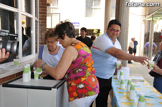 Los mayores han sido obsequiados con granizado de limn en el desarrollo de las fiestas que les estn dedicadas - 7