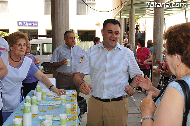 Los mayores han sido obsequiados con granizado de limn en el desarrollo de las fiestas que les estn dedicadas - 10