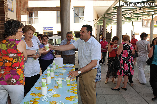 Los mayores han sido obsequiados con granizado de limn en el desarrollo de las fiestas que les estn dedicadas - 9