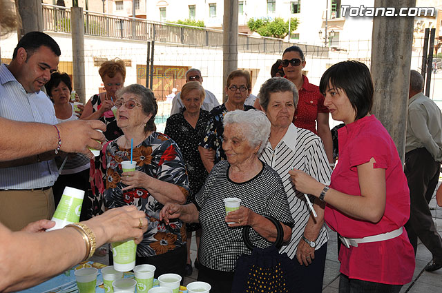 Los mayores han sido obsequiados con granizado de limn en el desarrollo de las fiestas que les estn dedicadas - 12