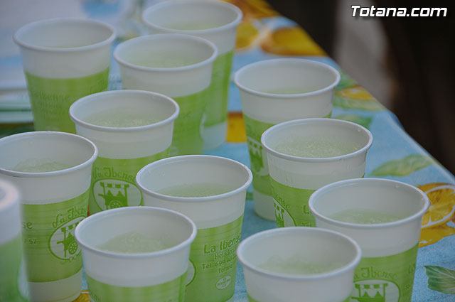 Los mayores han sido obsequiados con granizado de limn en el desarrollo de las fiestas que les estn dedicadas - 13
