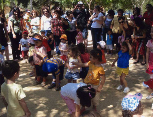 Los niños y niñas de las tres escuelas infantiles municipales celebran un día de convivencia con una excursión lúdica y formativa a entornos cercanos, Foto 2