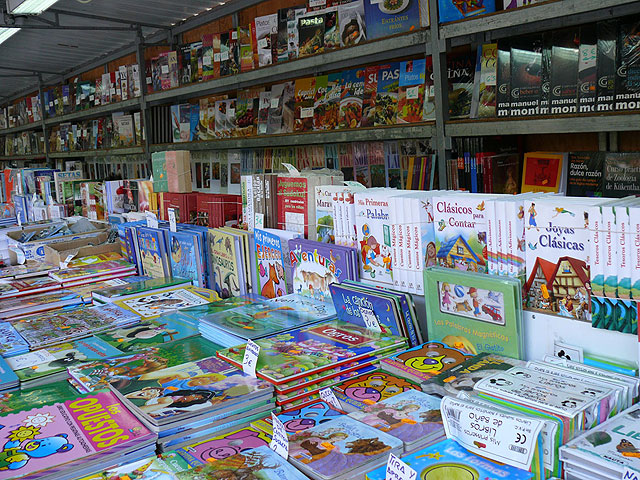 El Paseo Poeta Lorenzo Guardiola acoge la Feria del Libro hasta el 24 de junio, dedicada al libro antiguo y de ocasión - 1, Foto 1