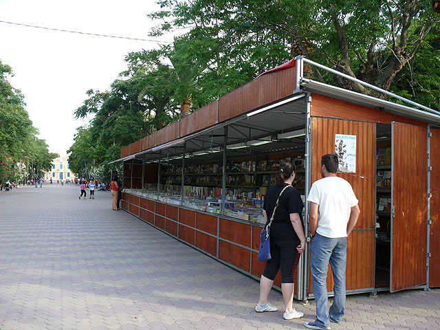 El Paseo Poeta Lorenzo Guardiola acoge la Feria del Libro hasta el 24 de junio, dedicada al libro antiguo y de ocasión - 2, Foto 2