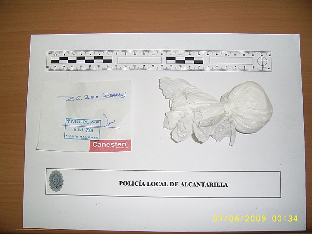 Agentes de la Policia Local de Alcantarilla incautan dos plantas de marihuana de considerable tamaño de un balcon de una vivienda - 1, Foto 1