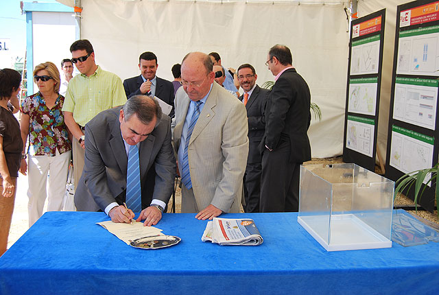 El delegado del Gobierno y el alcalde de Alhama ponen la primera piedra del nuevo parque infantil de tráfico del municipio - 3, Foto 3
