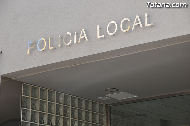 El director general de Administracin Local, acompañado por autoridades locales, visita el nuevo edificio de Polica Local “Cabo Alfonso Murcia” - 1
