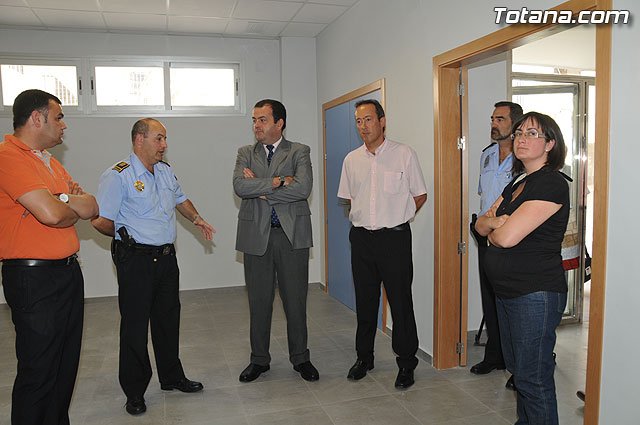 El director general de Administracin Local, acompañado por autoridades locales, visita el nuevo edificio de Polica Local “Cabo Alfonso Murcia” - 3