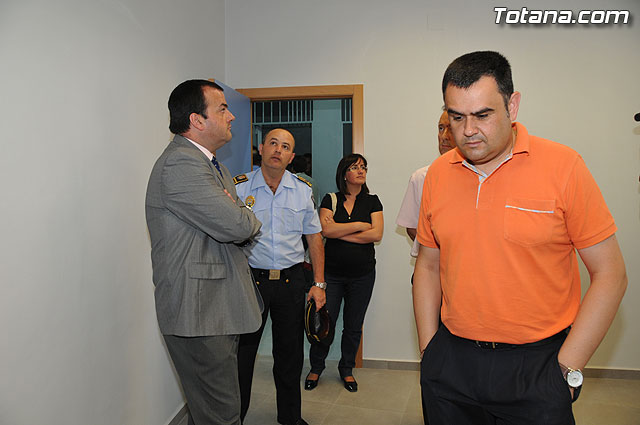El director general de Administracin Local, acompañado por autoridades locales, visita el nuevo edificio de Polica Local “Cabo Alfonso Murcia” - 9