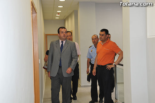 El director general de Administracin Local, acompañado por autoridades locales, visita el nuevo edificio de Polica Local “Cabo Alfonso Murcia” - 14